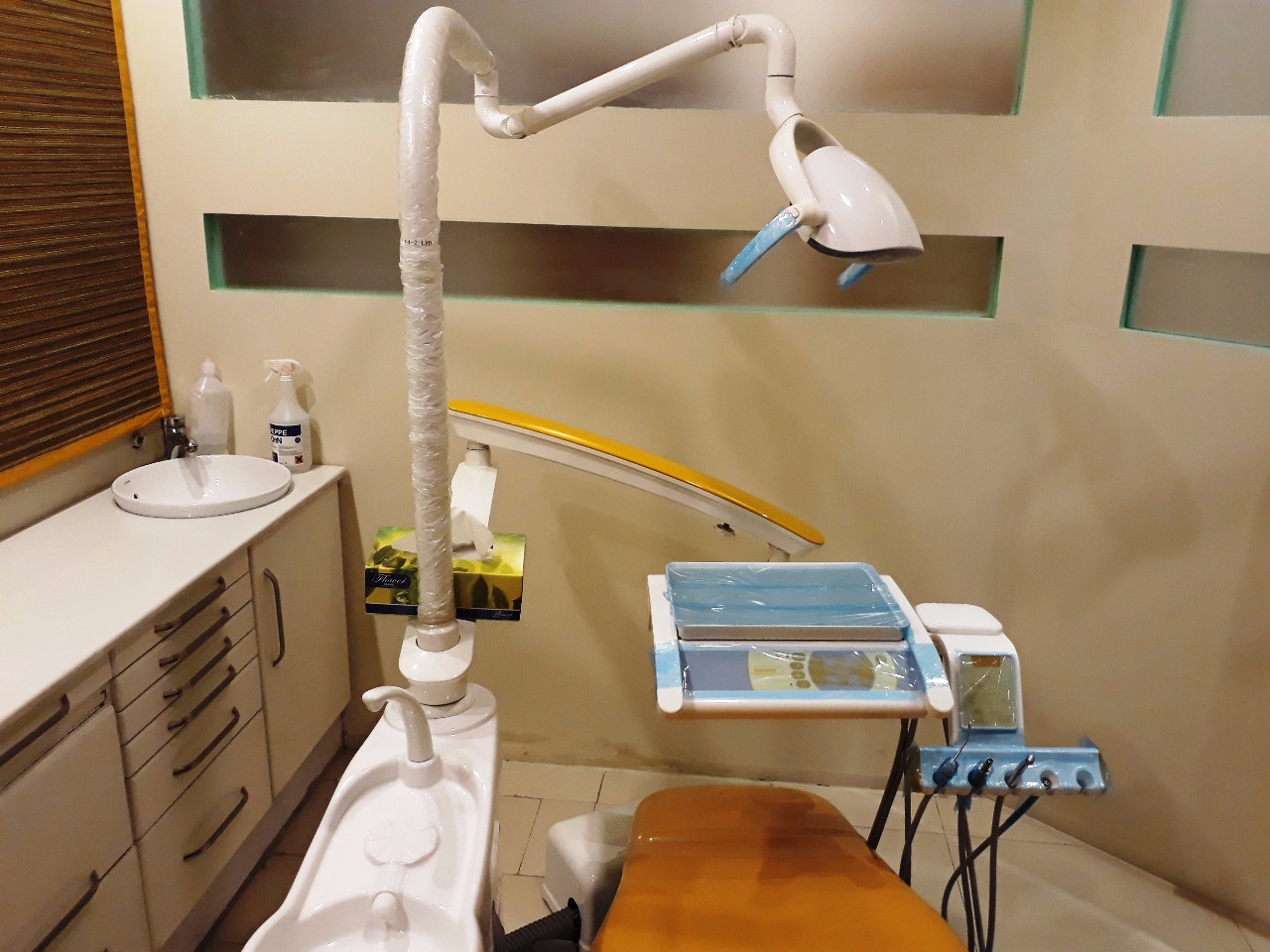 Operatory with dental unit and instruments